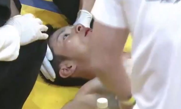 VIDEO: Võ sĩ tung cú đấm kinh hoàng khiến đối thủ mất ý thức hoàn toàn
