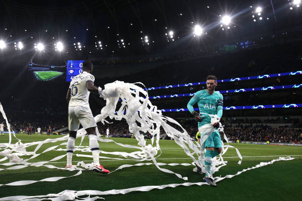Trận Tottenham - Leipzig gián đoạn vì lý do bất ngờ