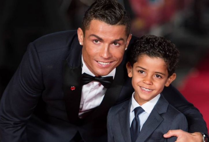 Con trai Ronaldo gây sốt với khả năng nói 4 thứ tiếng 