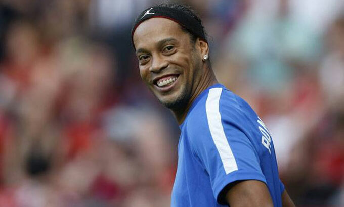 Ronaldinho thoải mái nhậu nhẹt ngay trong tù