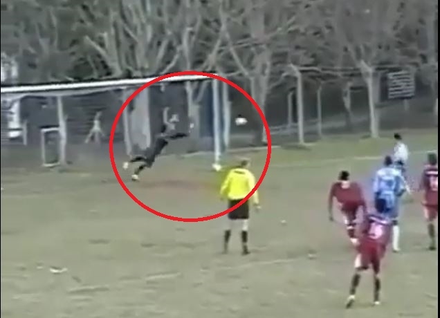 VIDEO: Cản phá 4 cú sút liên tiếp sau quả đá penalty
