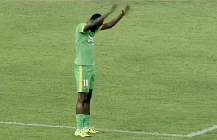VIDEO: Cầu thủ 'quỳ lạy' với pha bắt lỗi ngớ ngẩn của trọng tài