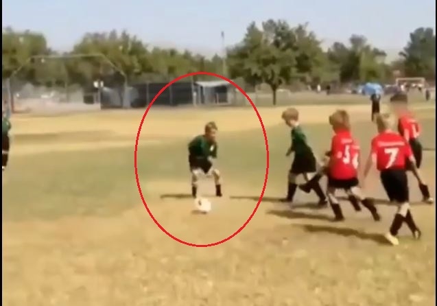 VIDEO: Cầu thủ nhí một mình 'hạ gục' 3 đối thủ trong vòng 5 giây