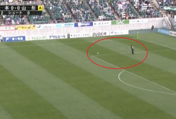 VIDEO: Thủ môn Nhật sút phạt ghi bàn như 'đại bác' từ vòng cấm sân nhà