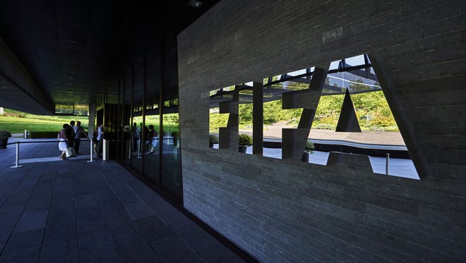NÓNG: FIFA yêu cầu tất cả cầu thủ giảm một nửa lương
