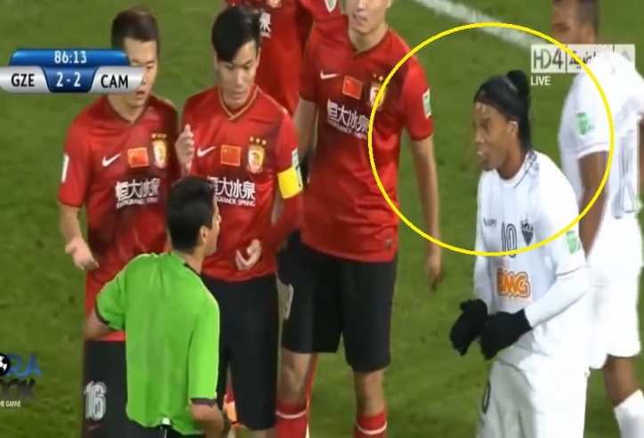 VIDEO: Ronaldinho bị đuổi khỏi sân vì bức xúc với cầu thủ Trung Quốc