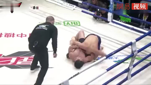 VIDEO: Võ sĩ Nhật ngất lịm, co giật sau đòn siết của 'Con hổ MMA TQ'
