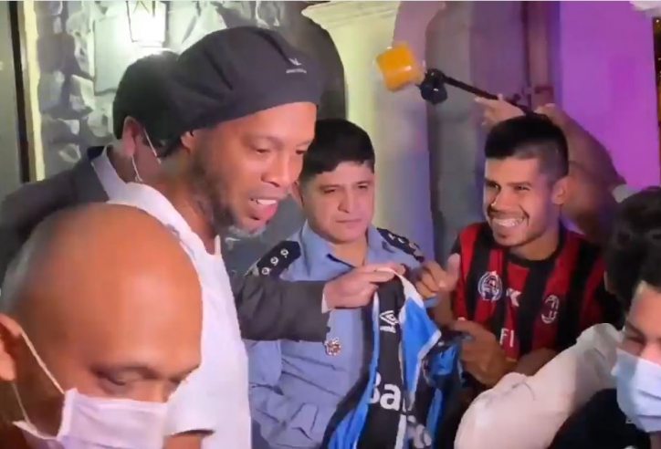 VIDEO: Ronaldinho được chào đón nồng nhiệt bởi NHM khi ra tù