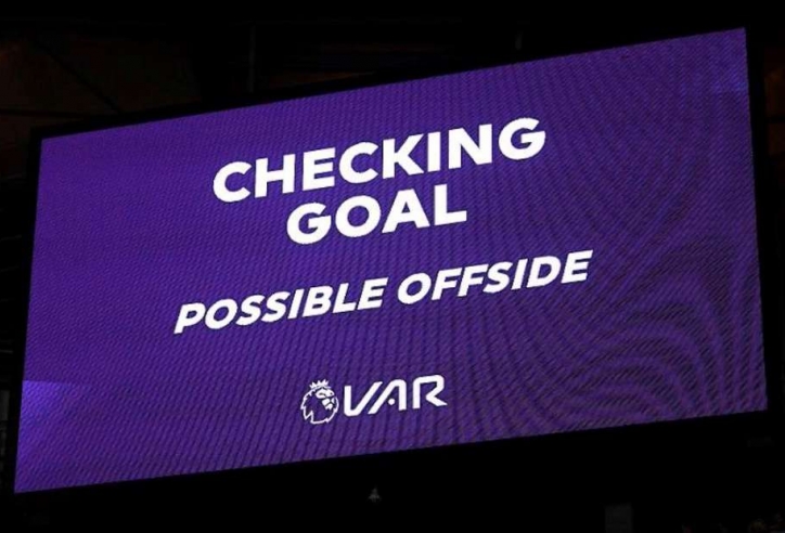 UEFA dự tính bỏ VAR khi bóng đá trở lại