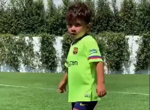 VIDEO: Con trai Messi tái hiện siêu phẩm solo để đời của cha