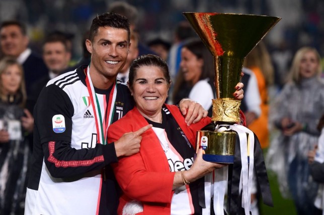 Ronaldo bỏ tiền tỉ mua quà cho mẹ 
