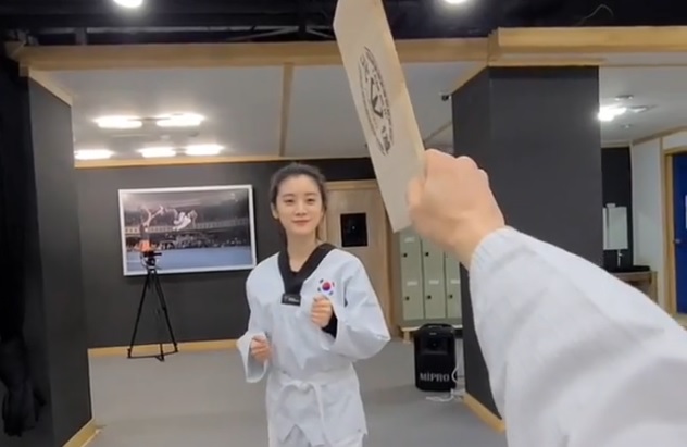 VIDEO: Mỹ nữ Taekwondo Hàn Quốc tung cú đá khiến triệu con tim thổn thức