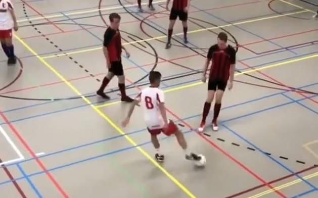 VIDEO: Cầu thủ gây náo loạn sân futsal khi xỏ háng 3 cầu thủ