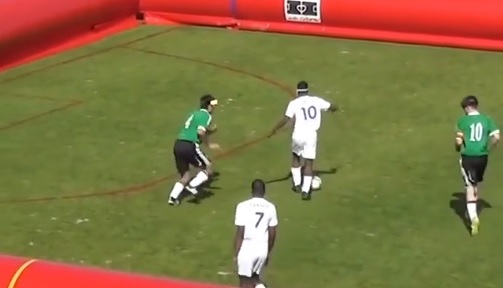 VIDEO: Bịt 2 mắt, cầu thủ vẫn lừa cả đội bạn rồi ghi bàn