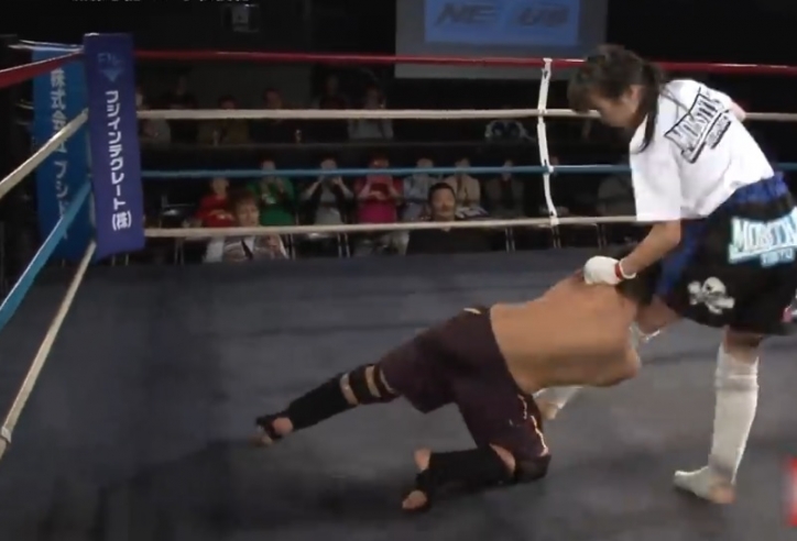 VIDEO: Nữ sinh Nhật thắng knock-out đối thủ nam bằng đòn thế nguy hiểm