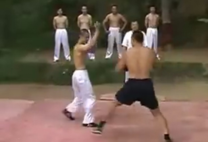 VIDEO: Võ sư Thiếu Lâm giao chiến boxer bằng chiêu thức lạ