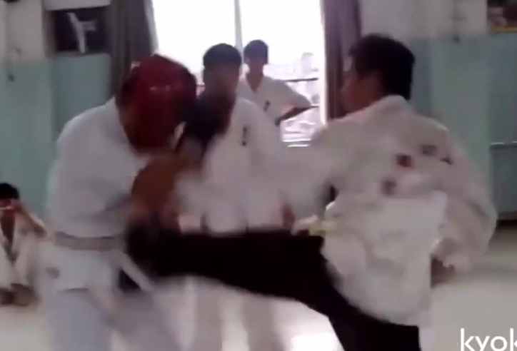 VIDEO: Đệ tử Vịnh Xuân khiến cao thủ Karate đầu hàng bằng thân thủ phi phàm
