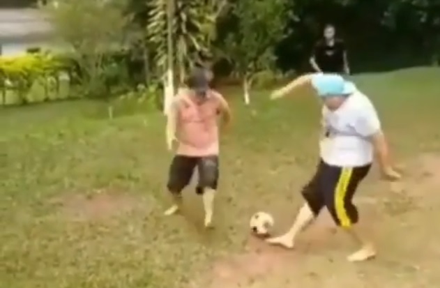 VIDEO: Ngỡ ngàng trước pha làm bàn như Messi của cầu thủ mập ú