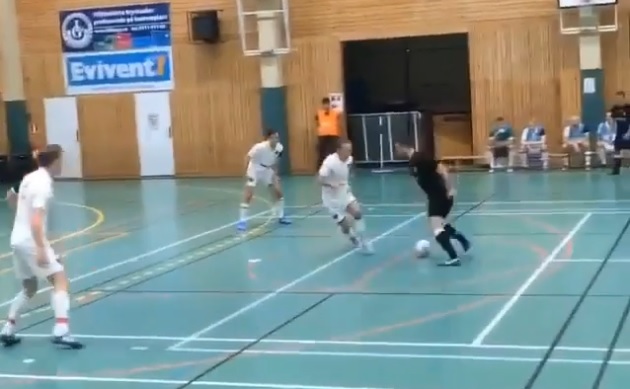 VIDEO: Solo qua cả đội bạn, sao futsal ghi bàn thắng cực kỳ khó tin