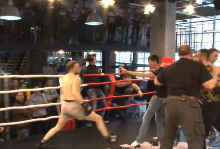 VIDEO: Kéo hội lên sàn đánh đối thủ, võ sĩ nhận quả báo ngay lập tức