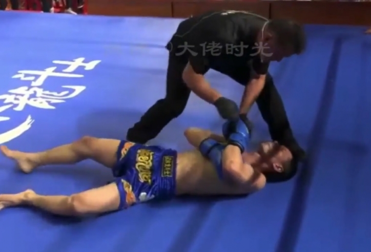 VIDEO: Đang thắng thế, võ sĩ bỗng đổ gục vì dính tuyệt kỹ điểm huyệt