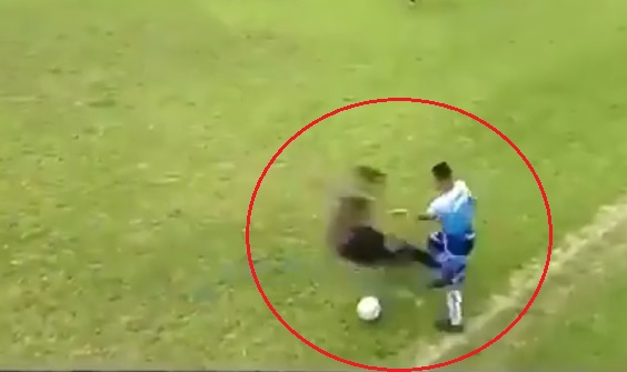 VIDEO: Đang đi bóng, cầu thủ bỗng nhiên bị triệt hạ bằng 'Vô ảnh cước'