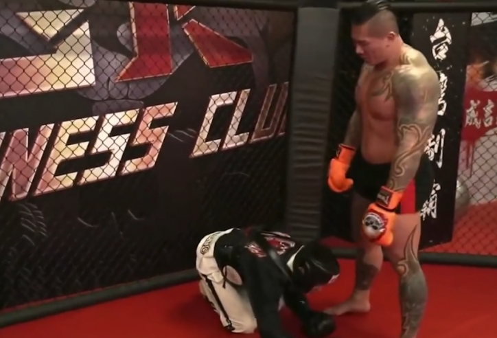 VIDEO: Thách đấu võ sĩ MMA hạng nặng, fan truyện kiếm hiệp phải quỳ gối xin thua