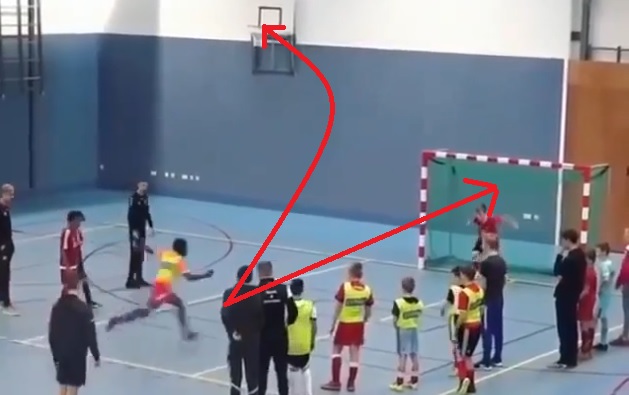 VIDEO: Cầu thủ đầu tiên ghi điểm bóng đá lẫn bóng rổ bằng 1 cú sút