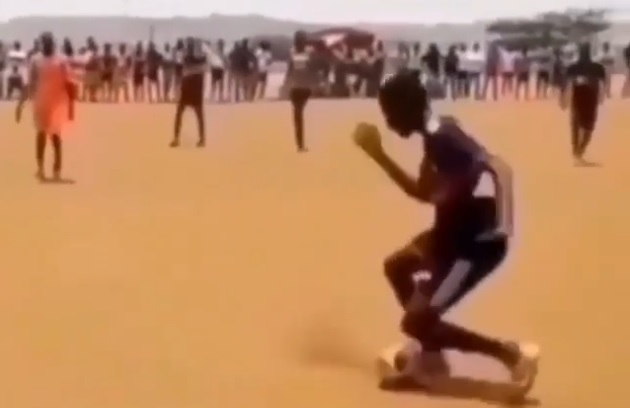 VIDEO: Pha 'múa' skill xứng đáng bị ăn đòn của cầu thủ châu Phi