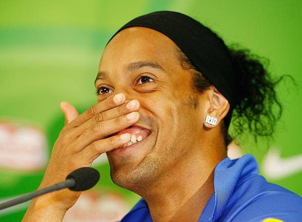 VIDEO: 'Múa rìu trước mắt thợ' với Ronaldinho và cái kết không thể tránh