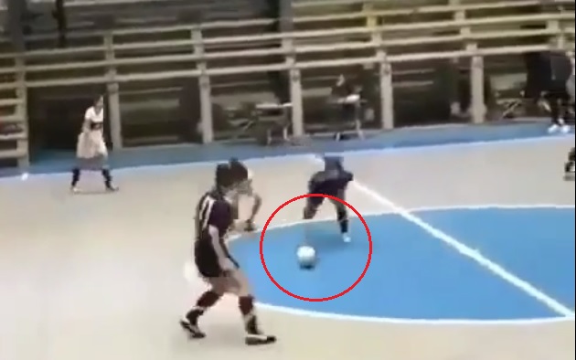 VIDEO: Trái bóng 'ma ám' khiến cầu thủ 2 đội ngã dúi dụi