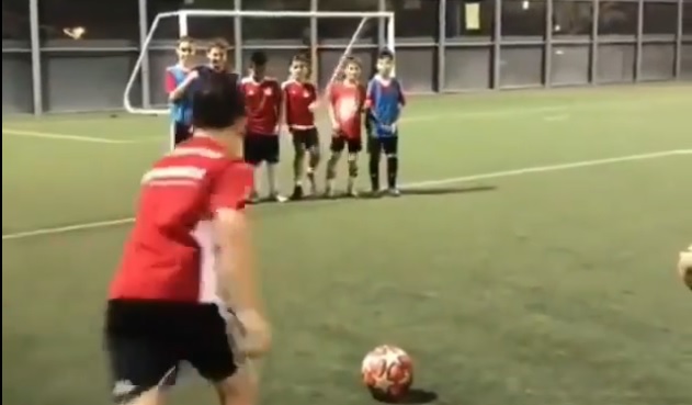 VIDEO: Đội bóng nhí định nghĩa lại cách phối hợp đá phạt?