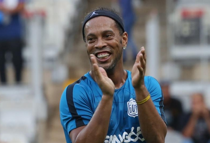 VIDEO: Bé gái gây sốt khi thực hiện kỹ thuật 'gia truyền' của Ronaldinho