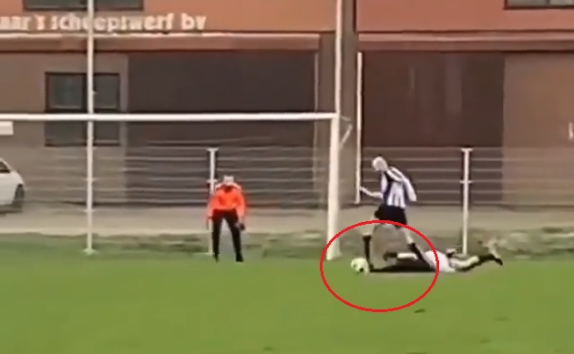 VIDEO: Đến Maradona cũng phải xấu hổ với pha dùng tay chơi bóng này
