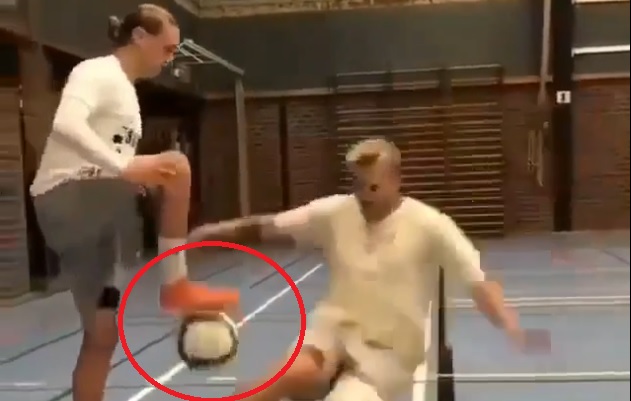 VIDEO: Dùng 'bí thuật' với trái bóng khiến đối thủ ngã sõng soài