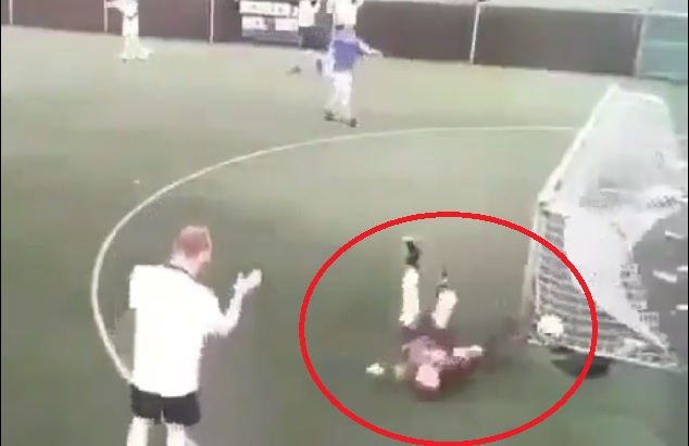VIDEO: Ngán ngẩm trước pha cản phá của thủ môn 'vô dụng' nhất thế giới