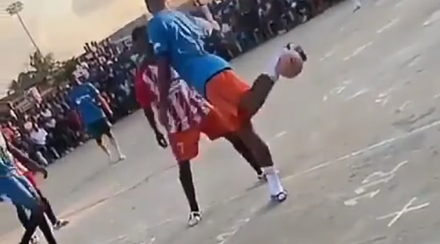 VIDEO: Pha biểu diễn skill bị đánh cũng không oan của cầu thủ châu Phi