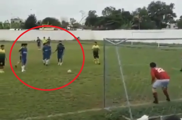VIDEO: Phối hợp đá penalty xứng đáng bị 'đấm cho mấy nhát'