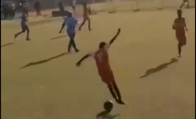VIDEO: Cho vũ công ba-lê đi đá bóng và cái kết khó tin