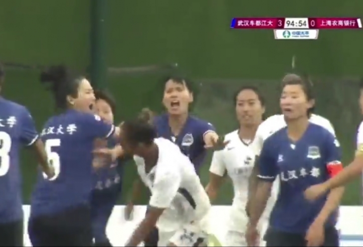 VIDEO: Nữ cầu thủ Trung Quốc đánh nhau ngay giữa trận đấu