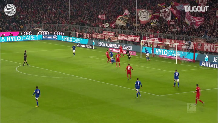 VIDEO: Lewandowski volley đẳng cấp mở tỉ số trước Schalke