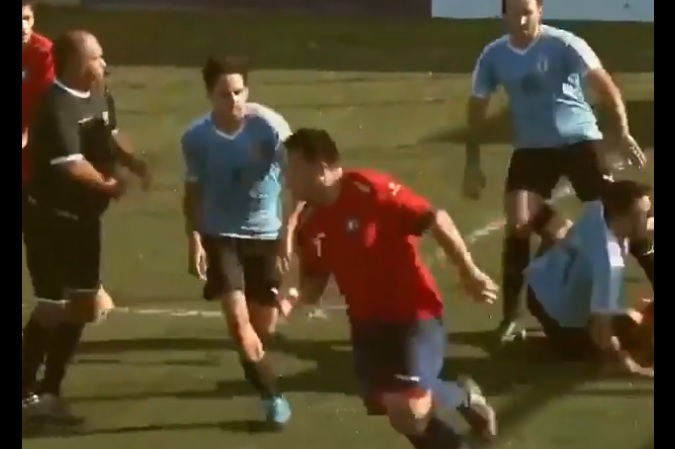 VIDEO: Cầu thủ bị đuổi đánh vì pha ghi bàn gây ức chế
