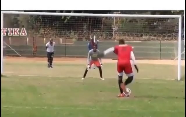 VIDEO: Phong cách đá penalty xứng đáng bị 'ăn đấm'