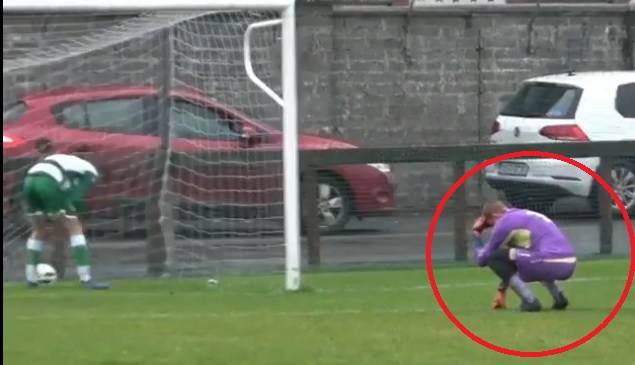 VIDEO: Pha xử lý bóng 'đi sâu hơn lòng đất' của thủ môn 