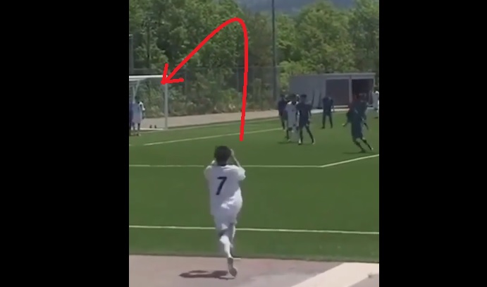 VIDEO: Cầu thủ nhí 'ghi bàn' bằng cú ném mạnh như đại bác