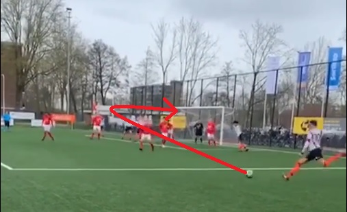 VIDEO: Cầu thủ dùng chân trái lập siêu phẩm với độ cong khó tin