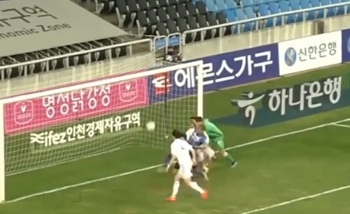 VIDEO: Thủ môn Hàn Quốc cản phá như 'lên đồng' khiến đối thủ bó tay toàn tập