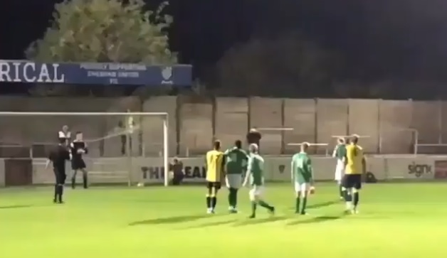 VIDEO: Cầu thủ đá penalty cực mạnh khiến đội nhà 'ngã ngửa'