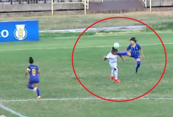 VIDEO: Nữ cầu thủ tung cước 'đo ván' đối thủ ngay trên sân bóng