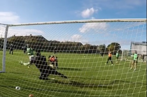 VIDEO: Siêu thủ môn một mình cân cả hàng công đối thủ